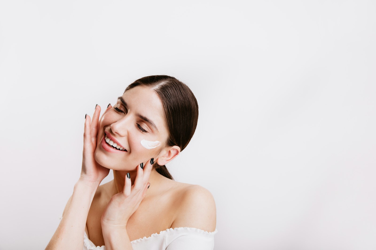Lächelnde Frau mit strahlender Haut, Top 10 koreanische Beauty-Marken